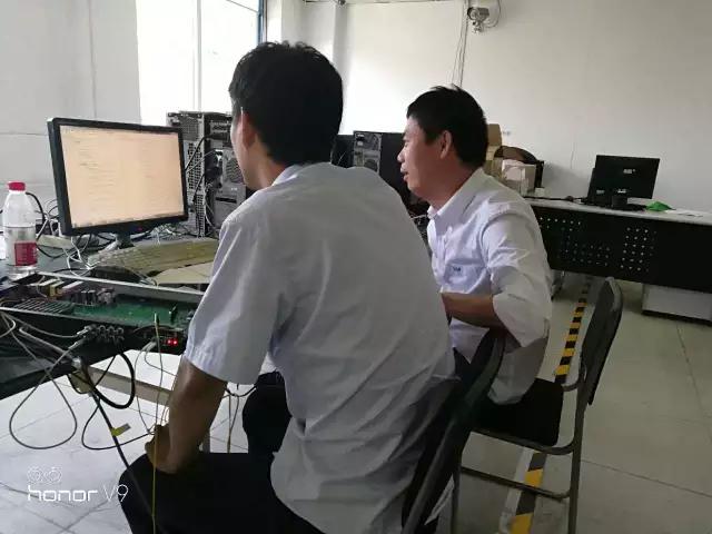会上李总对河南封丘通讯设备升级项目实施计划方案进行了详尽的介绍, 对IDM OMP3500综合业务光纤传输设备供货提出了要求,并同胡总共同探讨了项目面临的问题。
